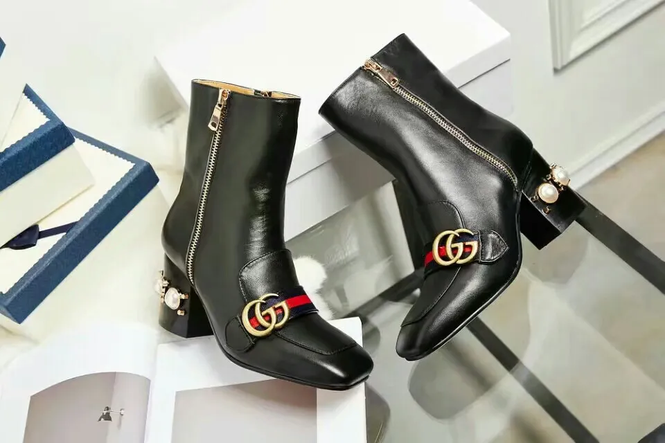 👟👟Ex-factory price 600👟👟 Gucci Milan international winter fashion catwalk style, synchronized with counters. Official website 1;1 customized. Top grain cowhide. All in sheepskin. Sheepskin feet with original GUCCI bronze solid double G barrel buckle. High-end atmosphere. The layered leather bag heel adds to the luxurious quality. Made of imported pearls, this model is 6 inches high and 30CM in circumference. Genuine leather zipper. Wear-resistant and thickened anti-slip brand outsole. Heel height 7.5cm, welcome to the sale pictured above. black,. 35-40 yards. . There are pearls (41 made to order, no exchange or return)